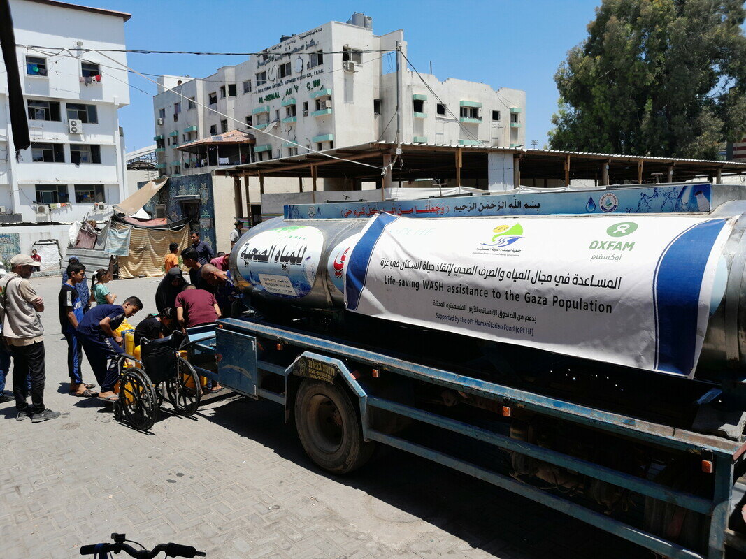 Camión cisterna de Oxfam Intermón repartiendo agua en el norte de Gaza. Foto: Ismael Snonou/Oxfam