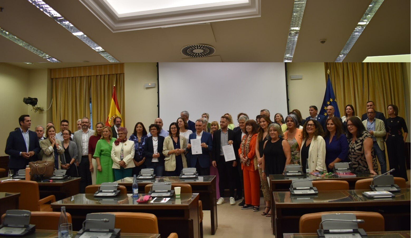 Foto de familia de la firma del manifiesto en el Congreso de los Diputados.